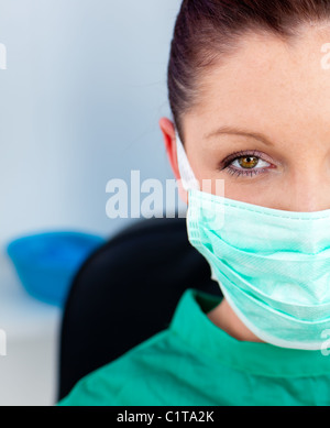 Nahaufnahme eines schönen weiblichen Arztes mit Peelings, sitzen in ihrem Büro Stockfoto