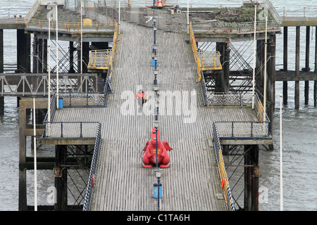 Ein einsamer Wanderer auf Mumbles Pier in der Nähe von Swansea, Südwales Stockfoto