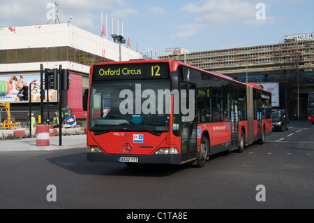 Ein Mercedes-Benz Citaro artikuliert, dass Bus zum Oxford Circus Elephant & Schloss-Straße-System während auf Route 12 eingibt Stockfoto