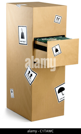 Aktenschrank in braunem Papier bereit für einen Büroumzug isoliert auf einem weißen Hintergrund sorgfältig verpackt Stockfoto