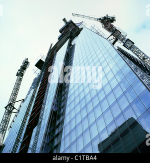 The Shard Wolkenkratzer Low-Angle-Ansicht des Hochhauses im Bau & Krane am Standort London Bridge in South London England 2011 KATHY DEWITT Stockfoto