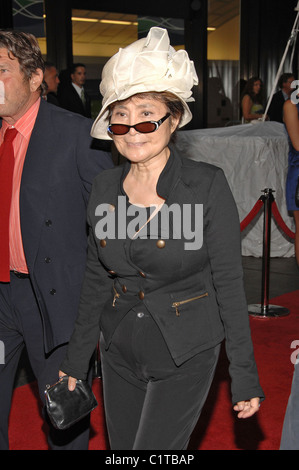 Yoko Ono besucht die "Julie & Julia" Premiere im Ziegfeld Theatre - Ankunft New York City, USA - 30.07.09 Marc Stamas / Stockfoto