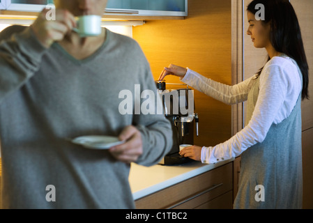 Paar genießt Kaffee in der Küche Stockfoto