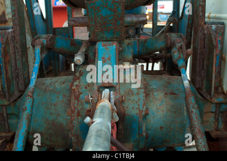 der Rückseite des alten Ford Traktor auf die Landung filey entgeisterung Stockfoto