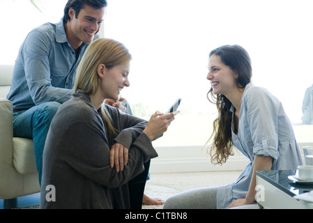 Freunde im Wohnzimmer hängen Stockfoto