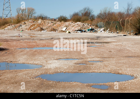 Illegale Fly Ablagerung von Müll am Stadtrand von Barrow in Furness, Cumbria, UK. Stockfoto