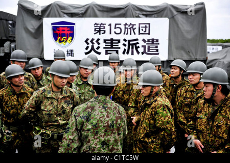 Ein Team von Grund auf 15 Brigade, Japan Self-Defense Force, sammelt für den Unterricht auf Kadena Air Base, Japan