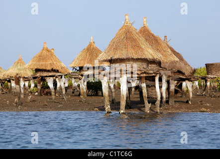 Insel bestehend aus Muscheln mit Kornkammern auf Stelzen, im Meer zum Schutz vor Feuer, Joal Fadiouth, Senegal Stockfoto