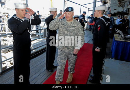 General Carter F. Ham, Kommandeur des US Africa Command wird an Bord das amphibische Kommando-Schiff USS Mount Whitney (LCC/GBA 20) geleitet. Stockfoto