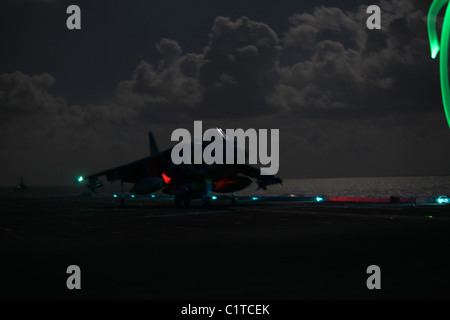 (März 20, 2011) An Bord der USS KEARSARGE auf See – A Marine Medium Tiltrotor Squadron, 26. Marine Expeditionary Unit AV-8 b Stockfoto