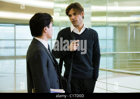 Führungskräfte im Korridor im Gespräch Stockfoto