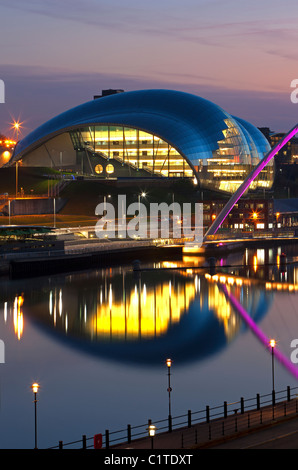 Nächtliche Reflexionen der Sage Gateshead und Gateshead Millennium Bridge, Kai Newcastle Gateshead, Tyne and Wear Stockfoto