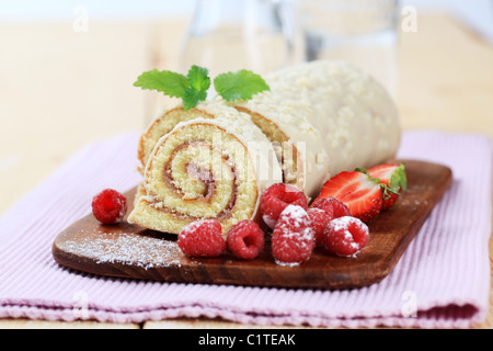 Biskuitrolle und frischen Himbeeren Stockfoto