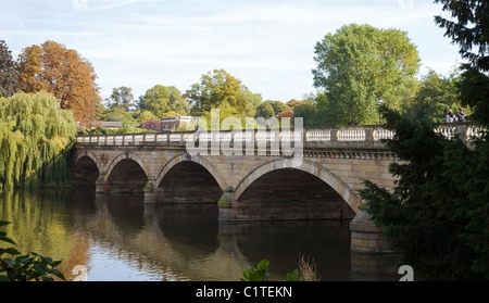 Die Serpentine-Brücke in den Kensington Gardens, London. Stockfoto