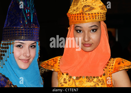 Porträt von 2 jungen Frauen in traditionellen Kostümen von Kasachstan. Keine Drittrechte zur Verfügung. (KEINE MR) | Stockfoto