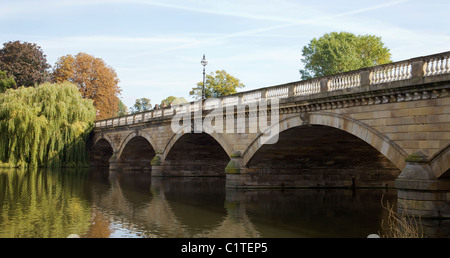 Die Serpentine-Brücke in den Kensington Gardens, London. Stockfoto