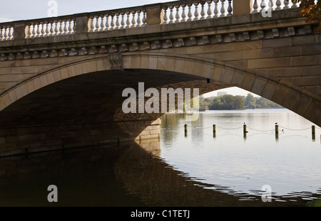 Die Serpentine-Brücke in den Kensington Gardens, London. Stockfoto