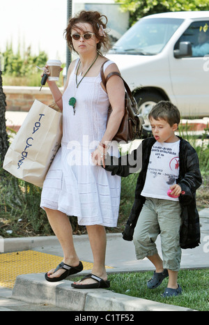 Helena Bonham Carter "Spielzeug Crazy" mit ihrem Sohn Billy Ray Burton tragen eine große Einkaufstasche und einen Kaffee in Malibu zu verlassen. Stockfoto