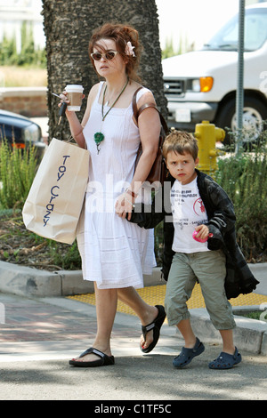 Helena Bonham Carter "Spielzeug Crazy" mit ihrem Sohn Billy Ray Burton tragen eine große Einkaufstasche und einen Kaffee in Malibu zu verlassen. Stockfoto