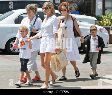 Helena Bonham Carter "Spielzeug Crazy" mit ihrem Sohn Billy Ray Burton tragen eine große Einkaufstasche und einen Kaffee in Malibu zu verlassen. Stockfoto