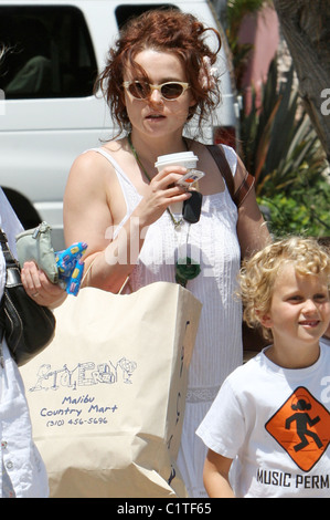 Helena Bonham Carter "Spielzeug Crazy" mit ihrem Sohn Billy Ray Burton tragen eine große Einkaufstasche und einen Kaffee in Malibu zu verlassen. Stockfoto