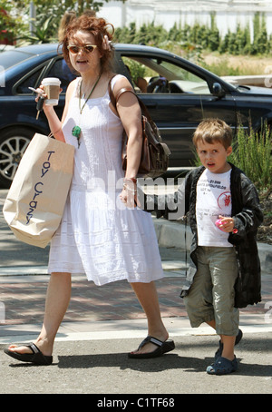 Helena Bonham Carter "Spielzeug Crazy" mit ihrem Sohn Billy Ray Burton tragen eine große Einkaufstasche und einen Kaffee in Malibu zu verlassen. Stockfoto