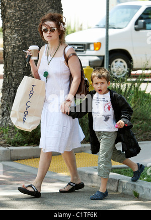 Helena Bonham Carter "Spielzeug Crazy" mit ihrem Sohn Billy Ray Burton tragen eine große Einkaufstasche und einen Kaffee in Malibu zu verlassen. Stockfoto