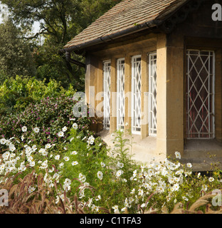Ein Detail der Hütte Fenster und Garten im viktorianischen Stil. Stockfoto
