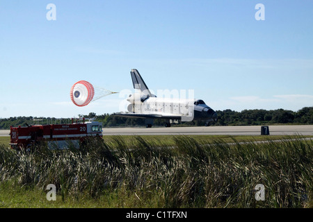 Space Shuttle Atlantis entfaltet seine Drag-Rutsche nach der Landung am Kennedy Space Center, Florida. Stockfoto