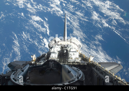 Eine Teilansicht des Space Shuttle Atlantis Backdropped von blauen und weißen Erde. Stockfoto