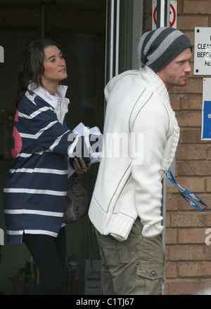 Charley Webb und Matthew Wolfenden die Besetzung von "Emmerdale" außerhalb der Yorkshire Television Studios Leeds, England - 10.08.09 Stockfoto