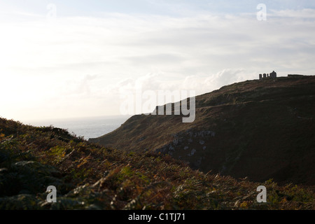 Burgruine Kenidjack gesehen von Fußweg nach Cape Cornwall Stockfoto