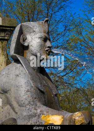 Paris, Frankreich, öffentlicher Wasserbrunnen, Place de Chatelet 'Fontaine du Palmier', entworfen 1806 von Fran-çois-Jean Bralle; antike Skulptur Stockfoto