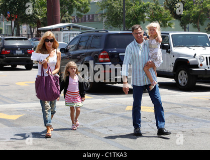 Denise Richards unter ihren Töchtern Lola Rose Glanz-Estevez und Sam J. Sheen-Estevez auf dem El Capitan Theatre in Hollywood, Stockfoto