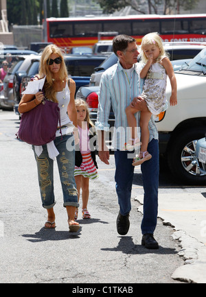 Denise Richards unter ihren Töchtern Lola Rose Glanz-Estevez und Sam J. Sheen-Estevez auf dem El Capitan Theatre in Hollywood, Stockfoto