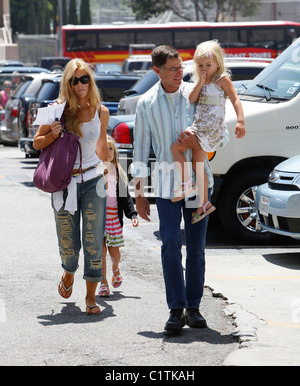 Denise Richards unter ihren Töchtern Lola Rose Glanz-Estevez und Sam J. Sheen-Estevez auf dem El Capitan Theatre in Hollywood, Stockfoto