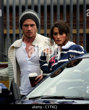 Charley Webb und Matthew Wolfenden die Besetzung von "Emmerdale" außerhalb der Yorkshire Television Studios Leeds, England - 10.08.09 Stockfoto