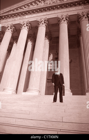 Der oberste Gerichtshof der USA mit Anwalt stehend auf Schritte.  Sepia getönten Foto.  Geringe Weitwinkel Stockfoto