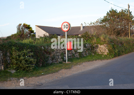 30 Meilen eine Stunde Tempolimit unterschreiben auf Landstraße Stockfoto