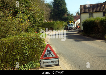 Baumschlagen in Betrieb Zeichen Dorfstraße Stockfoto