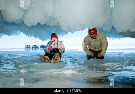 Mann und Frau in der Eishöhle. Stockfoto