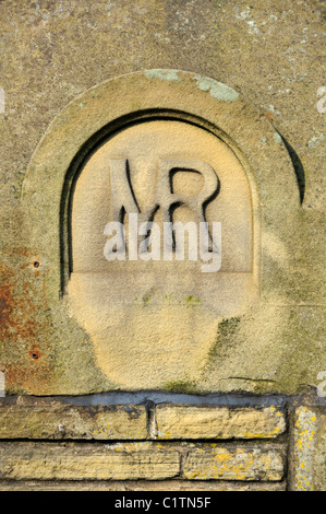 Midland Railway Monogramm auf Steinsäule. Website von die Midland Railway Station Morecambe Promenade. Stockfoto