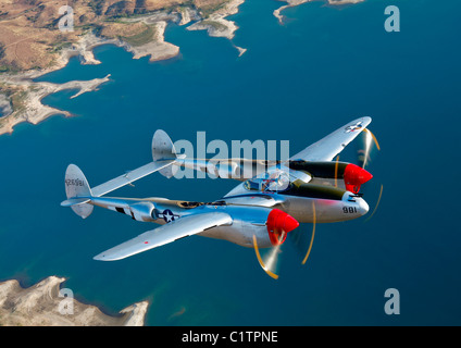 Ein Kampfflugzeug Lockheed P-38 Lightning im Flug in der Nähe von Chino, Kalifornien. Stockfoto