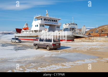 Eis-Kreuzung. Baikalsee, Sibirien, Russland, Insel Olchon Stockfoto