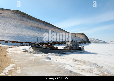 Schiff. Baikalsee, Sibirien, Russland, Insel Olchon Stockfoto