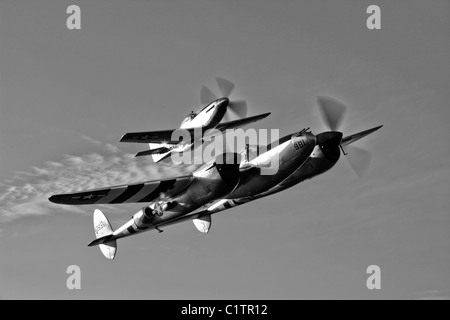 Eine p-38 Lightning und P - 51D Mustang im Flug über Chino, Kalifornien. Stockfoto