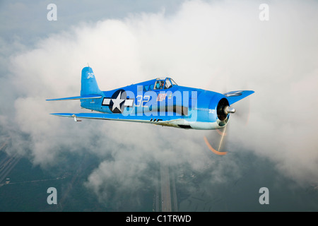 Ein Kampfflugzeug Grumman F6F Hellcat im Flug über Chino, Kalifornien. Stockfoto