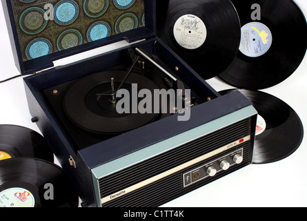 Ein Dansette Plattenspieler und eine Auswahl an Vinyl LP Singles und Alben, ein Retro-Unterhaltung-Musik-Element. Stockfoto