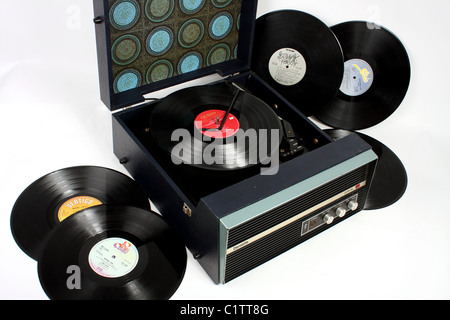 Ein Dansette Plattenspieler und eine Auswahl an Vinyl LP Singles und Alben, ein Retro-Unterhaltung-Musik-Element. Stockfoto