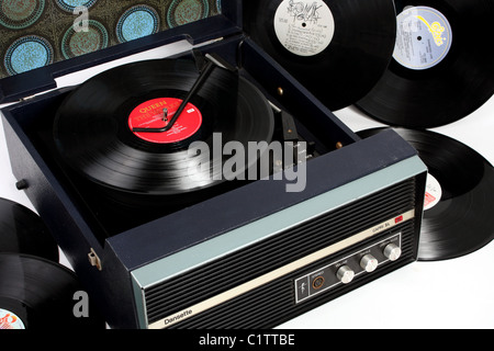 Ein Dansette Plattenspieler und eine Auswahl an Vinyl LP Singles und Alben, ein Retro-Unterhaltung-Musik-Element. Stockfoto